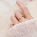 Verlobungsring mit funkelnden Diamanten, elegant gestaltet, auf einer zarten Hand präsentiert. Perfekt für romantische Anlässe und wissenschaftlich inspiriertes Schmuckdesign.