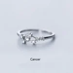 Eleganter Ring mit Krebs-Design, verziert mit kleinen funkelnden Steinen, ideal als Schmuckstück für Wissenschafts- und Meeresliebhaber.