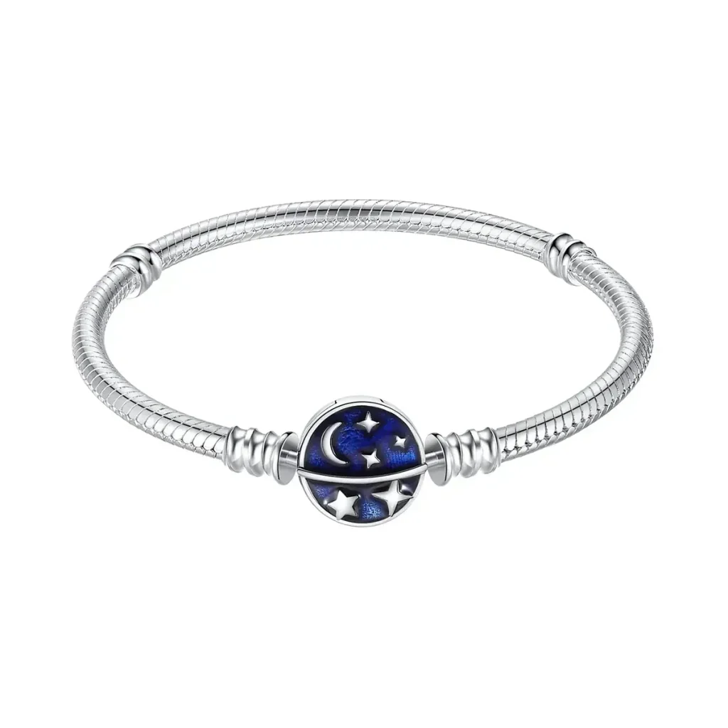 Elegante Silber-Halskette mit einem Anhänger, der den Nachthimmel mit Sternen und Monden zeigt, perfekt für Science- und Astronomie-Enthusiasten.