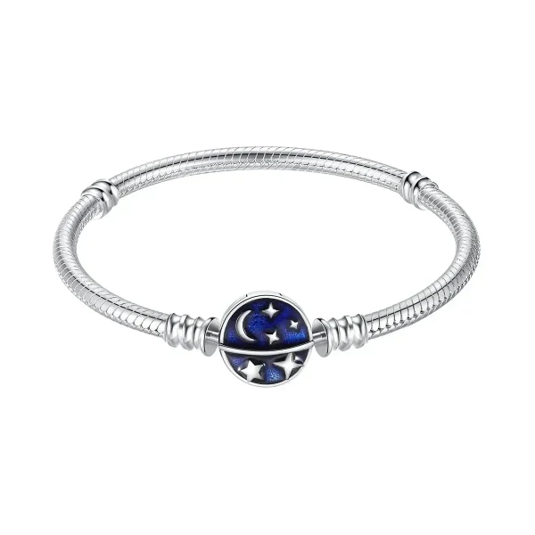 Elegante Silber-Halskette mit einem Anhänger, der den Nachthimmel mit Sternen und Monden zeigt, perfekt für Science- und Astronomie-Enthusiasten.