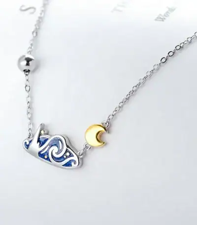 Elegante Halskette mit Mond- und Wellenanhänger, silberfarben mit blauer Emaille und goldfarbenem Mond, ideal für Wissenschafts- und Dekorationsliebhaber.