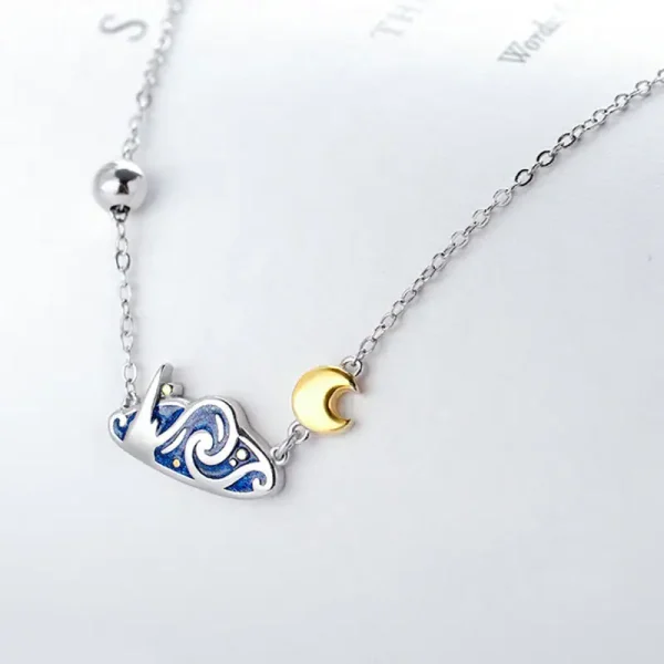 Elegante Halskette mit Mond- und Wellenanhänger, silberfarben mit blauer Emaille und goldfarbenem Mond, ideal für Wissenschafts- und Dekorationsliebhaber.
