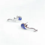 Ohrringe mit Meereswellen-Motiv in Silber und Blau.