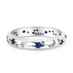Eleganter Silberring mit blauen und weißen Sternen-Designs, perfekt für Schmuckliebhaber und Astronomie-Enthusiasten.