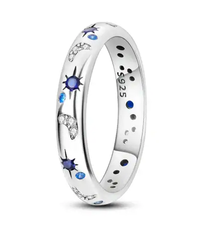 Eleganter Silberring mit blauen Stern- und Mondmotiven, verziert mit kleinen Kristallen, ideal für Science-Fans und Schmuckliebhaber.