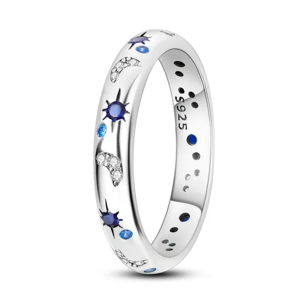 Eleganter Silberring mit blauen Stern- und Mondmotiven, verziert mit kleinen Kristallen, ideal für Science-Fans und Schmuckliebhaber.