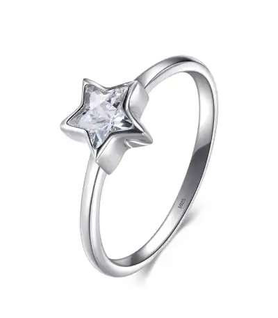 Eleganter Ring mit Sternform und funkelndem Stein, aus Silber gefertigt, ideal für Schmuckliebhaber und besondere Anlässe.