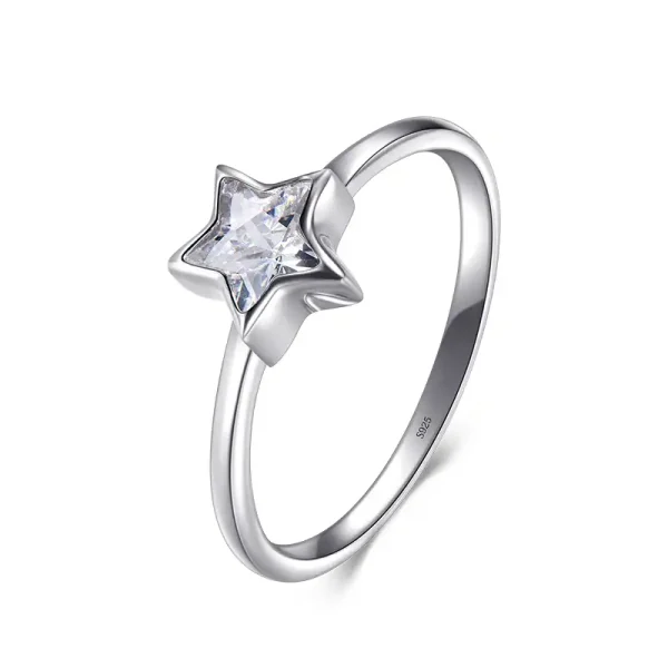 Eleganter Ring mit Sternform und funkelndem Stein, aus Silber gefertigt, ideal für Schmuckliebhaber und besondere Anlässe.