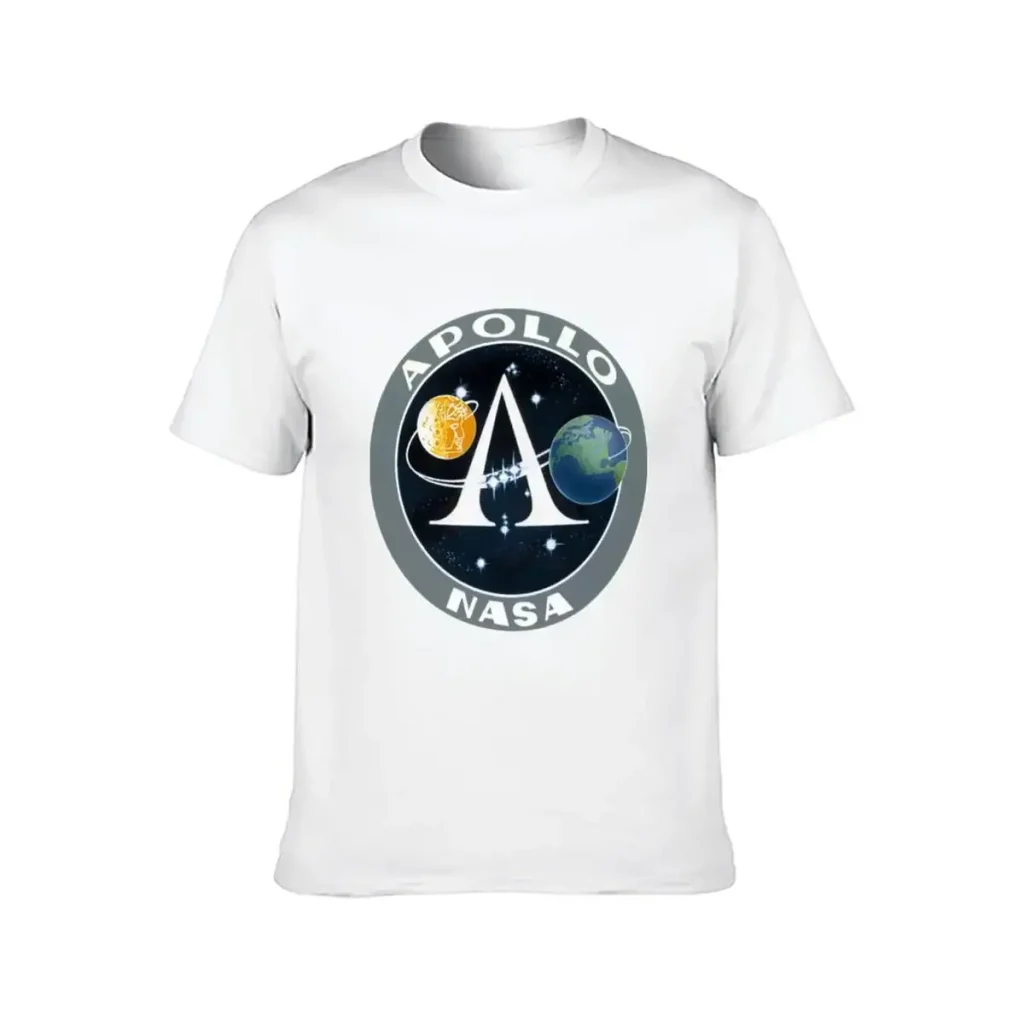 Weißes T-Shirt mit Apollo NASA Logo, das die Erde, den Mond und das Sonnensystem zeigt, ideal für Weltraum- und Astronomie-Enthusiasten.