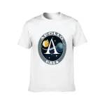 Weißes T-Shirt mit Apollo NASA Logo, das die Erde, den Mond und das Sonnensystem zeigt, ideal für Weltraum- und Astronomie-Enthusiasten.