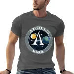 Modisches T-Shirt mit Apollo- und NASA-Logo, ideal für Weltraum- und Wissenschaftsbegeisterte, hochwertiger Druck, bequemer Schnitt, perfekt für Science-Fans und Astronomie-Enthusiasten.