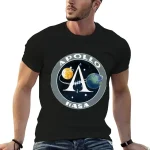 Schwarzes T-Shirt mit Apollo- und NASA-Logo, ideal für Weltraum- und Astronomie-Enthusiasten, bequem und stilvoll.