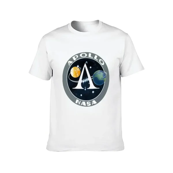 Weißes T-Shirt mit Apollo NASA Logo, das die Erde, den Mond und das Sonnensystem zeigt, ideal für Weltraum- und Astronomie-Enthusiasten.