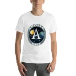 Weißes T-Shirt mit Apollo- und NASA-Logo, das die Raumfahrt symbolisiert, ideal für Wissenschafts- und Raumfahrtfans.