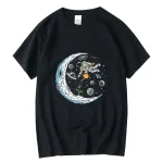 Schwarzes T-Shirt mit Astronauten-Design im Weltraum, Mond, Planeten und Sternen, ideal für Wissenschafts- und Raumfahrtfans.