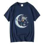 Dunkelblaues T-Shirt mit Astronaut und Weltraum-Motiv, das den Mond, Planeten und Sterne zeigt, ideal für Science-Fans und Astronomie-Enthusiasten.