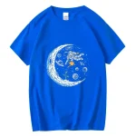 Blaues T-Shirt mit Weltraum-Design, Astronaut und Planeten, ideal für Science-Fans und Astronomie-Enthusiasten. Perfekt für Freizeit und Wissenschaftsveranstaltungen.