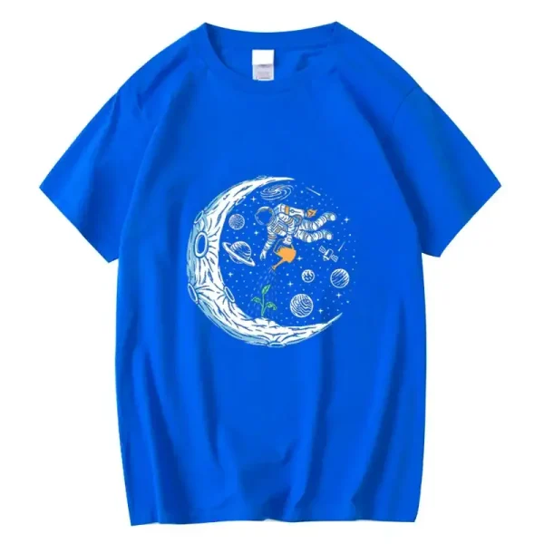 Blaues T-Shirt mit Weltraum-Design, Astronaut und Planeten, ideal für Science-Fans und Astronomie-Enthusiasten. Perfekt für Freizeit und Wissenschaftsveranstaltungen.