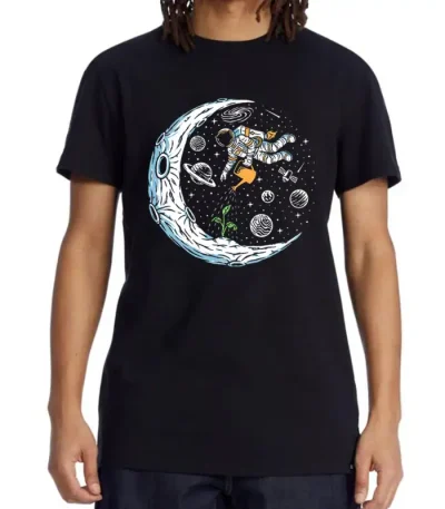 Schwarzes T-Shirt mit Astronaut und Weltraum-Motiv, das eine Schildkröte im All zeigt, umgeben von Planeten und Sternen, ideal für Science-Fans und Weltraumliebhaber.