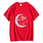Rotes T-Shirt mit Weltraum-Design, Mond, Astronaut und Planeten, ideal für Science-Fans.