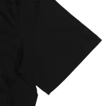 Nahaufnahme eines schwarzen T-Shirts mit wissenschaftlichem Druck, ideal für Wissenschafts- und Technikliebhaber. Perfekt für Dekoration oder als Geschenk für Wissenschaftsbegeisterte.