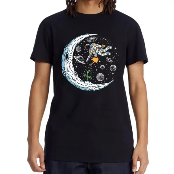 Schwarzes T-Shirt mit Astronaut und Weltraum-Motiv, das eine Schildkröte im All zeigt, umgeben von Planeten und Sternen, ideal für Science-Fans und Weltraumliebhaber.