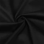 Nahaufnahme eines schwarzen Stoffes, der elegant in einer Spirale gefaltet ist, ideal für wissenschaftliche und dekorative Anwendungen.