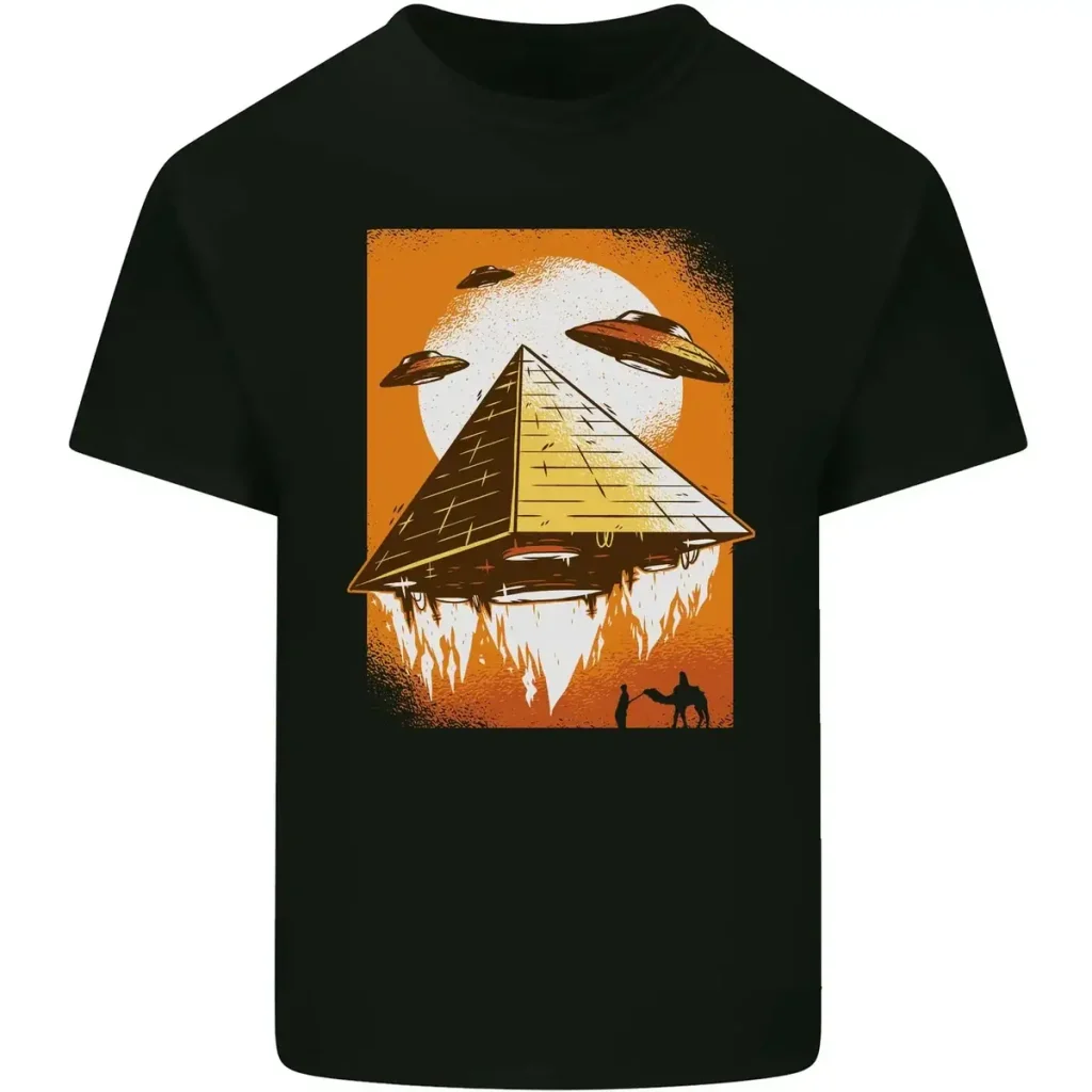 Schwarzes T-Shirt mit futuristischem Raumschiff-Design, Pyramide im Weltraum mit UFOs und Mond im Hintergrund, ideal für Science-Fiction-Fans.