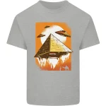 Illustration einer Pyramide mit fliegenden UFOs vor einem orangefarbenen Hintergrund, mit Feuerbasis darunter, auf einem grauen T-Shirt.