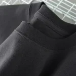 Zwei schwarze Sweatshirts aus weichem Material, perfekt für den Alltag, mit schlichtem Design und bequemer Passform. Ideal für Freizeit und casual Looks.