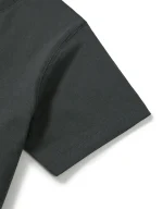 Nahaufnahme eines schwarzen T-Shirts mit kurzer Armöffnung, Stoffdetails sichtbar, auf weißem Hintergrund.