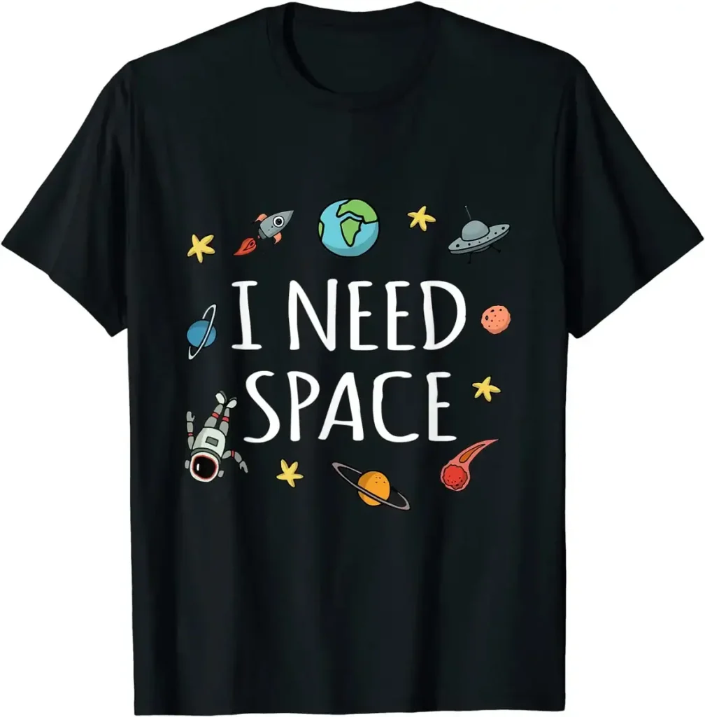 Schwarzes T-Shirt mit Weltraummotiv und dem Text "I NEED SPACE" inklusive Planeten, Rakete, Astronaut, UFO und Sternen. Perfekt für Weltraumfans und Science-Fiction-Liebhaber.