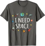 Graues T-Shirt mit Weltraum-Motiv, inklusive Planeten, Rakete, Astronaut und Sternen, mit dem Text "I NEED SPACE" für Weltraum- und Astronomie-Fans.