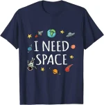 Dunkelblaues T-Shirt mit Weltraum-Motiv und "I NEED SPACE" Schriftzug, umgeben von Planeten, Raketen, Sternen und Astronauten, ideal für Science-Fans und Astronomie-Enthusiasten.
