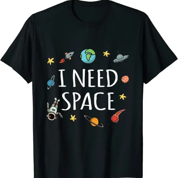 Schwarzes T-Shirt mit Weltraummotiv und dem Text "I NEED SPACE" inklusive Planeten, Rakete, Astronaut, UFO und Sternen. Perfekt für Weltraumfans und Science-Fiction-Liebhaber.