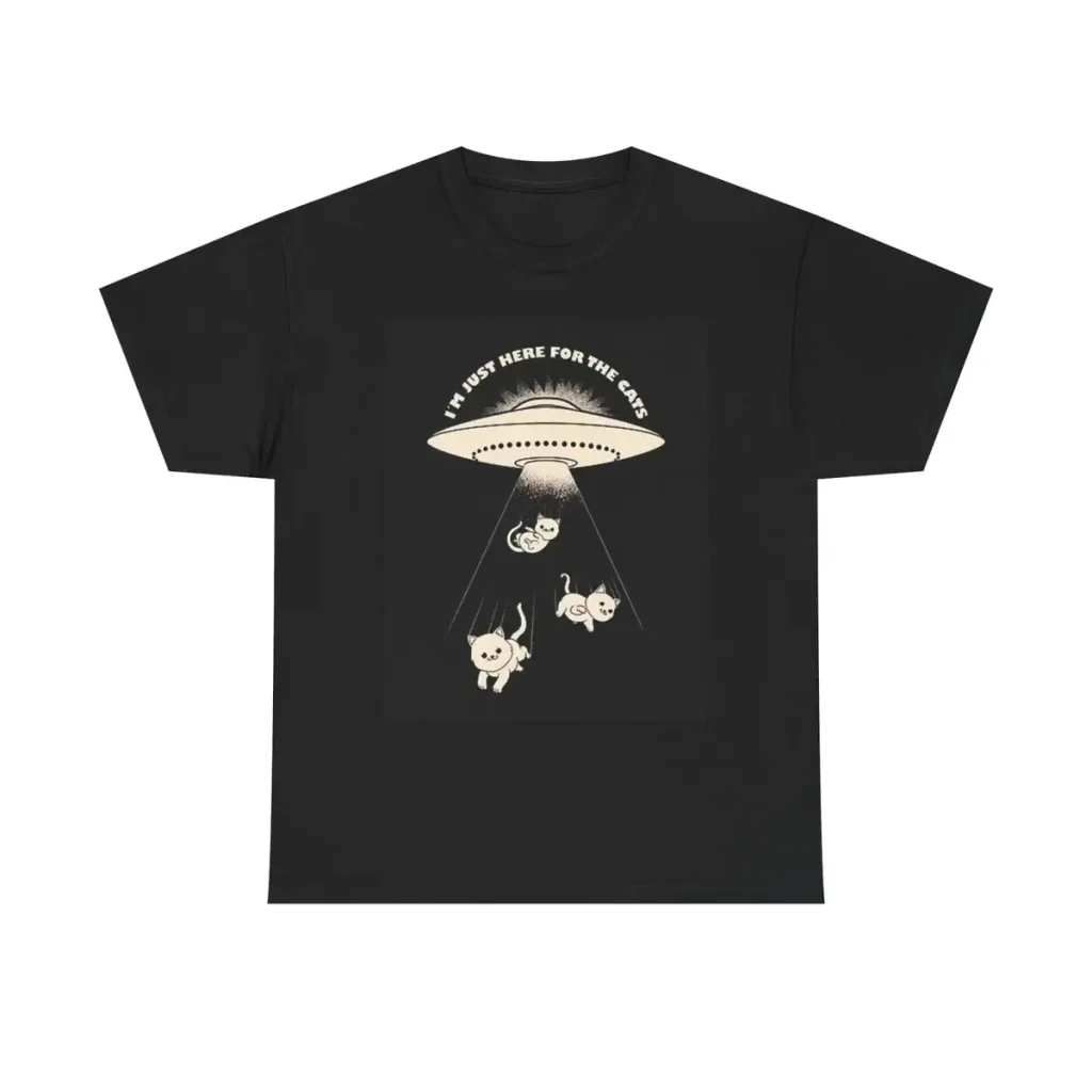 Schwarzes T-Shirt mit UFO-Design, das Katzen unter einem UFO zeigt, mit dem Text "I must here for the cats". Perfekt für Science-Fiction- und Katzenliebhaber.