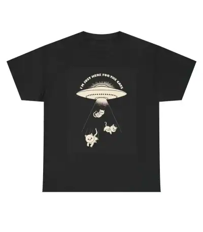 Schwarzes T-Shirt mit UFO-Design, das Katzen unter einem UFO zeigt, mit dem Text "I must here for the cats". Perfekt für Science-Fiction- und Katzenliebhaber.