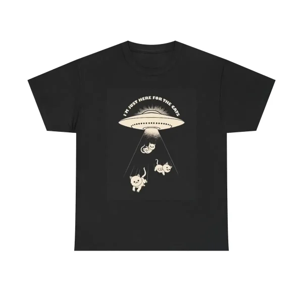 Schwarzes T-Shirt mit UFO-Design, das Katzen unter einem UFO zeigt, mit dem Text "I must here for the cats". Perfekt für Science-Fiction- und Katzenliebhaber.