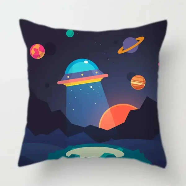 Dekoratives Kissen mit Weltraum-Motiv, zeigt Planeten, Sterne und eine UFO-Illustration, ideal für Science-Fiction- und Weltraumfans.