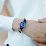 Elegantes Armband mit einem blauen Galaxie-Design, das auf einem menschlichen Handgelenk getragen wird, perfekt für Wissenschafts- und Dekorationsliebhaber.