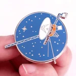 Detailliertes Modell einer Raumsonde mit Antennen und Satelliten-Design, ideal für Wissenschafts- und Dekorationszwecke.
