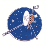 Detailliertes Modell einer Raumsonde mit Solarpanelen und Antennen vor einem blauen Hintergrund.