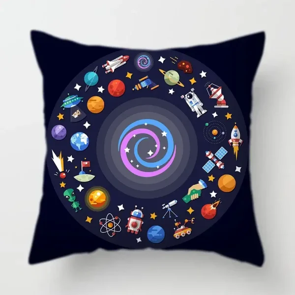 Kissen mit buntem Weltraumdesign, das Planeten, Raketen, Astronauten und Satelliten in einem spiralförmigen Muster zeigt. Perfekt für Science-Fans und Raumfahrtliebhaber.