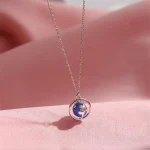 Elegante Halskette mit Weltkugel-Anhänger, perfekt für Wissenschafts- und Globusliebhaber, aus hochwertigem Material gefertigt.