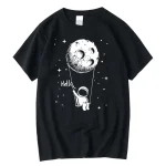 Schwarzes T-Shirt mit einem grafischen Druck eines Astronauten, der an einem Mond schaukelt, mit dem Wort "Hello" im Weltraum. Perfekt für Science-Fans und Astronomie-Liebhaber.
