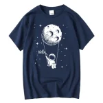 Dunkelblaues T-Shirt mit weißem Druck eines Astronauten, der an einer Schnur einen Mond hält, umgeben von Sternen, mit dem Text "Hello".