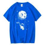 Blaues T-Shirt mit einem weißen Astronauten, der an einer Schnur hängt, die an einem Mond befestigt ist, mit dem Wort "Hello" daneben.