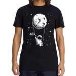 Schwarzes T-Shirt mit einem Astronauten, der an einer Schnur einen Mond im Weltraum hält, umgeben von Sternen.