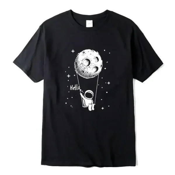 Schwarzes T-Shirt mit weißer Illustration eines Astronauten, der an einer Schnur an einem Mond schwingt, mit dem Wort "Hello" daneben, ideal für Science-Fans.