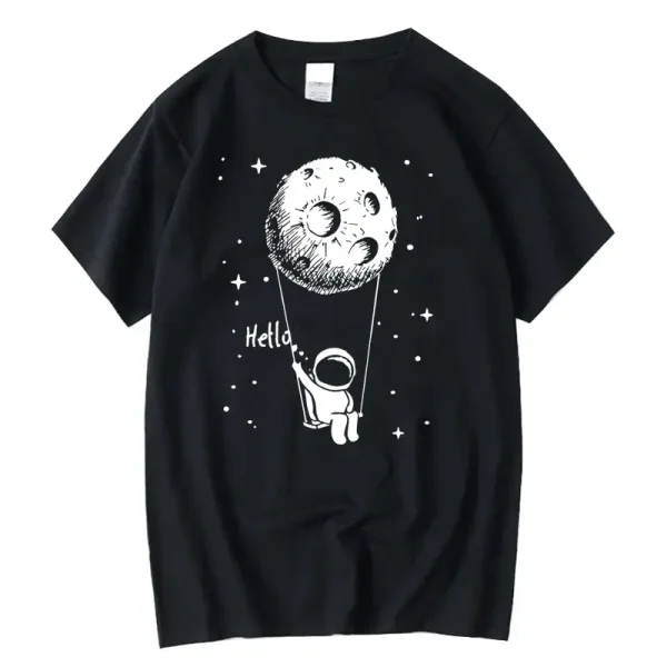 Schwarzes T-Shirt mit einem grafischen Druck eines Astronauten, der an einem Mond schaukelt, mit dem Wort "Hello" im Weltraum. Perfekt für Science-Fans und Astronomie-Liebhaber.